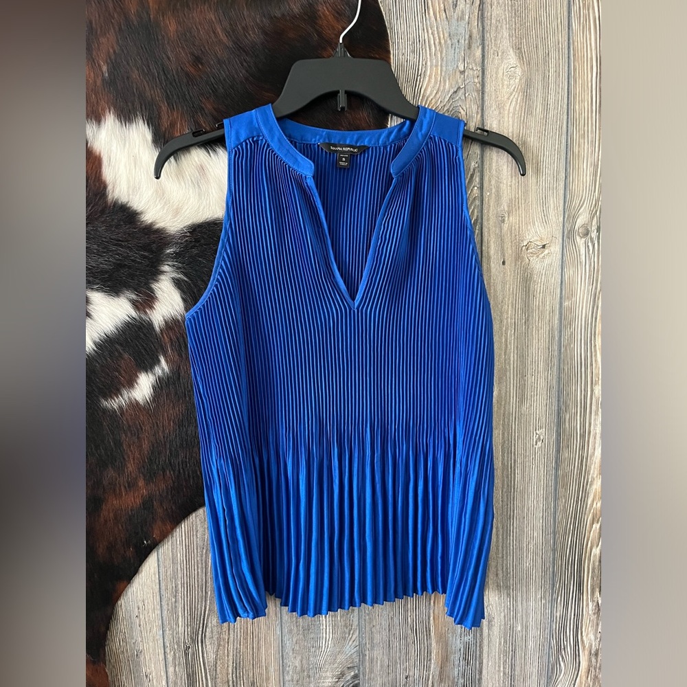 Banana Republic size small petite royal blue pleated sleeveless blouse - Picture 3 of 5